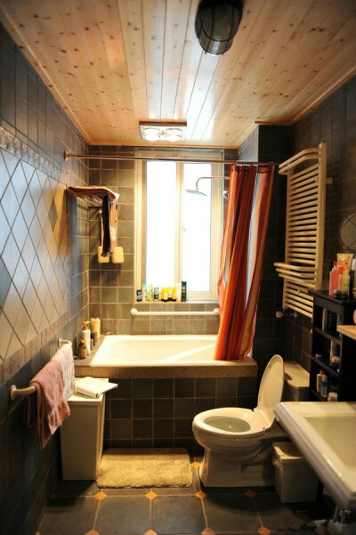 介个厕所格调和空间处理得很不错哦