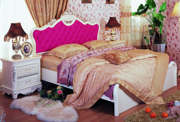 这是欧式风格卧室设计，远远看起来倒像是时尚的田园风格一般，不过在用色上，欧式风格家装还是用较多的白色和一些典雅的描金处理将它跟田园风格区分开来，这到是让卧室成了白色装修效果图http://www.xiugei.com/xiaoguotu/white/一般哦。