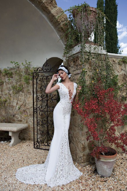 Berta 2015婚纱系列，在新款系列当中,刺绣薄纱、蕾丝花朵、优质绸缎组成的强大婚纱气场让人无法抵挡
