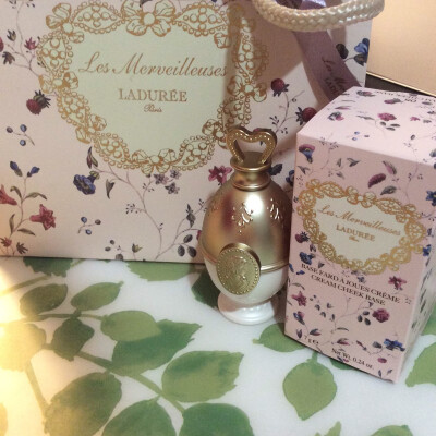 LADUREE蛋形腮红以Macaron马卡龙甜品闻名全球的法国老店Ladurée于2008年在日本银座开了1号店。现在Ladurée 也开始涉足美妆界，与日本日本保养美妆集团Albion 合作，推出彩妆系列“LesMerveilleusesde Laduree”…