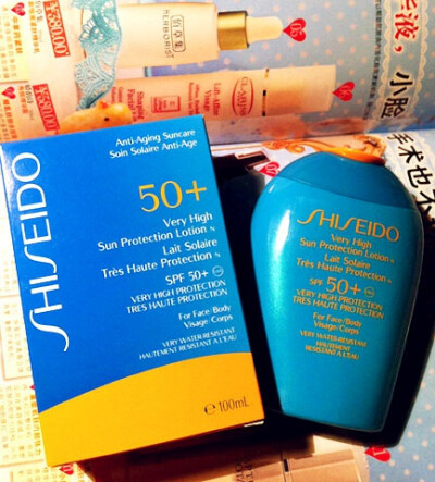 【SHISEIDO 新艳阳夏高倍防晒乳液】1去西藏用的金瓶，去柬埔寨就买了金瓶的升级版，试用了一下比同款的乳霜清爽一些，但还是粘稠偏厚，不舒服。