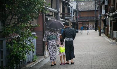 日本穿传统服饰的一家人