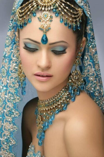 印度新娘的美艳和她哪些华丽的头饰是分不开的！中国新娘不妨也试试华丽的珍珠额饰，能为你的婚礼增色不少！
