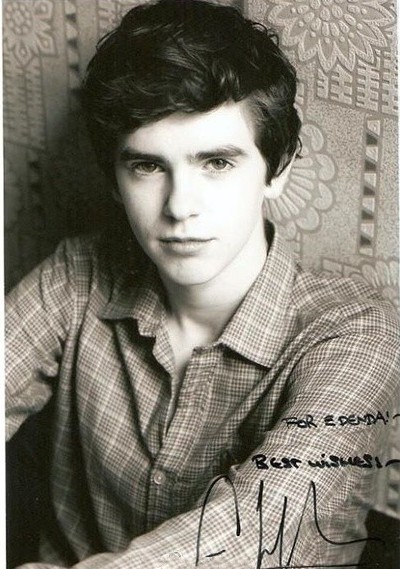 弗莱迪·海默（Freddie Highmore），1992年2月14日出生于英国伦敦，英国影视演员，配音演员。 1999年首次出演《女人秘话》。2005年与约翰尼·德普联袂主演《查理和巧克力工厂》出演《声梦奇缘》《惊魂序曲》等。