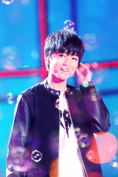 王俊凯 141231 江苏跨年 cr: LOGO