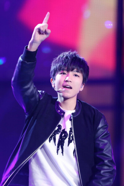 王俊凯 141231 江苏跨年 cr: LOGO