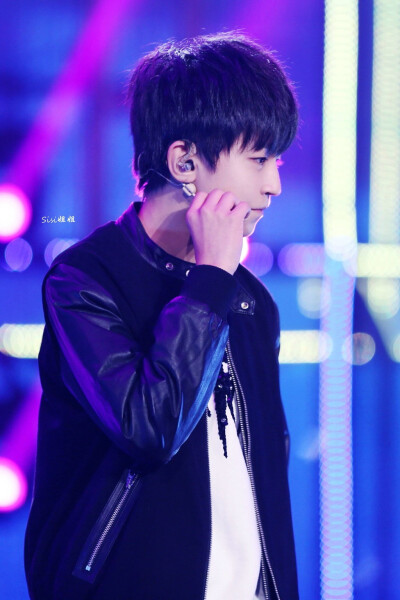 王俊凯 141231 江苏跨年 cr: LOGO