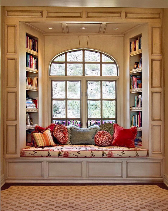 飘窗被设计成舒适的小憩看书场所
