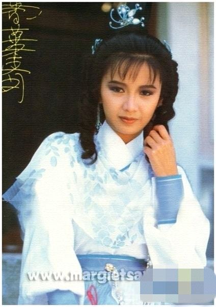 曾华倩现为香港无线电视部头合约女艺员，1983年考入无线电视艺员训练班，毕业后加入无线电视台，由主持儿童节目《430穿梭机》出道。