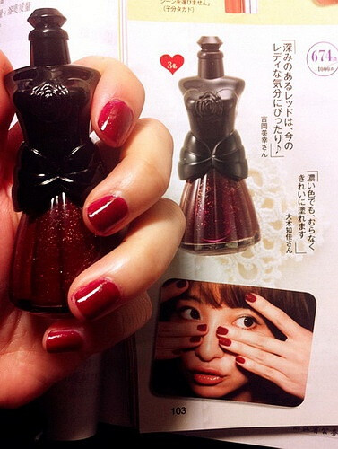 【ANNA SUI NAIL COLOR N】402色。因为杂志介绍了402所以就入了，他家的指甲油就是颜色特别好，402超级美，还有珠光！可是特别难涂，真的很难涂…可是402真的超级显手白！ 