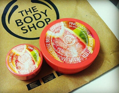 【the body shop 西柚系列】忘记把沐浴露一起拍进来了，沐浴露和右边的body butter我真是爱死了，味道实在太好闻！可惜左边的lip butter就很鸡肋，而且每次都想舔嘴唇把它吃掉