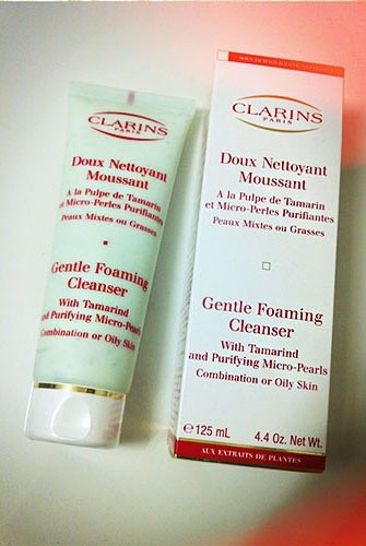 【CLARINS 平衡泡沫洁面霜】洗的真的很干净，泡泡也很好打，里面有小颗粒，虽然不是很干燥但觉得适合我这种皮肤比较糙的人用。。。。 