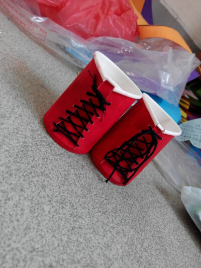 小红鞋，用纸杯做的。 #废物利用##纸杯#