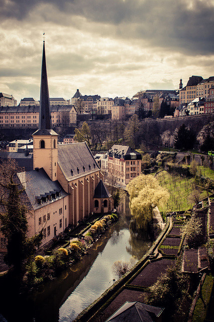  Luxembourg。卢森堡，位于欧洲西北部，被邻国法国、德国和比利时包围，是一个位于欧洲的内陆国家，也是现今欧洲大陆仅存的大公国，首都卢森堡市。卢森堡是欧盟成员国。由于其地形富于变化，在历史上又处于德法要道，地势险要，一直是西欧重要的军事要塞，有北方直布罗陀的称号 .卢森堡曾是工业国家，现在则是全球最大的金融中心之一。卢森堡人均收入水平排名世界第一，失业率低，人民生活水平高，人均寿命80岁。卢森堡市是世界最安全和生活水平最高的城市之一。