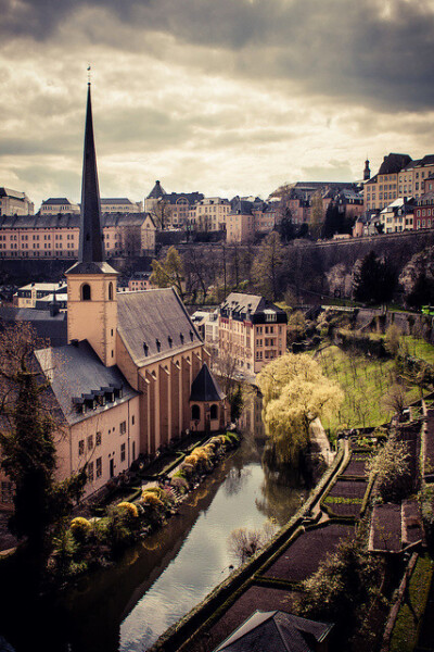  Luxembourg。卢森堡，位于欧洲西北部，被邻国法国、德国和比利时包围，是一个位于欧洲的内陆国家，也是现今欧洲大陆仅存的大公国，首都卢森堡市。卢森堡是欧盟成员国。由于其地形富于变化，在历史上又处于德法要道…