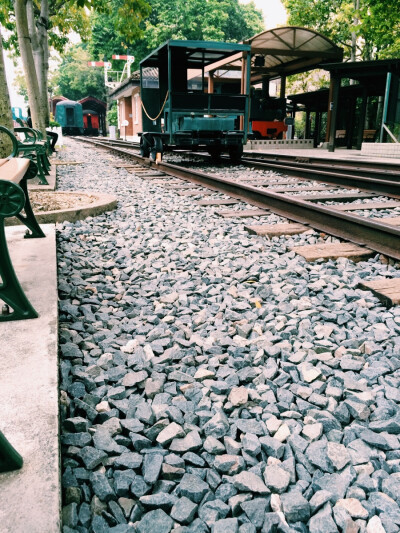 Walked on the old railway and sit on the old train。I was waiting for the train and came back to my childhood.