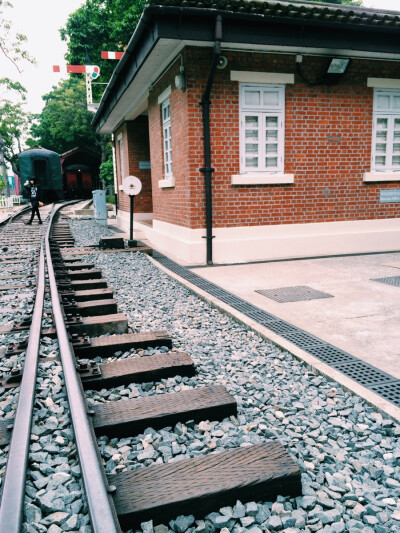 Walked on the old railway and sit on the old train。I was waiting for the train and came back to my childhood.