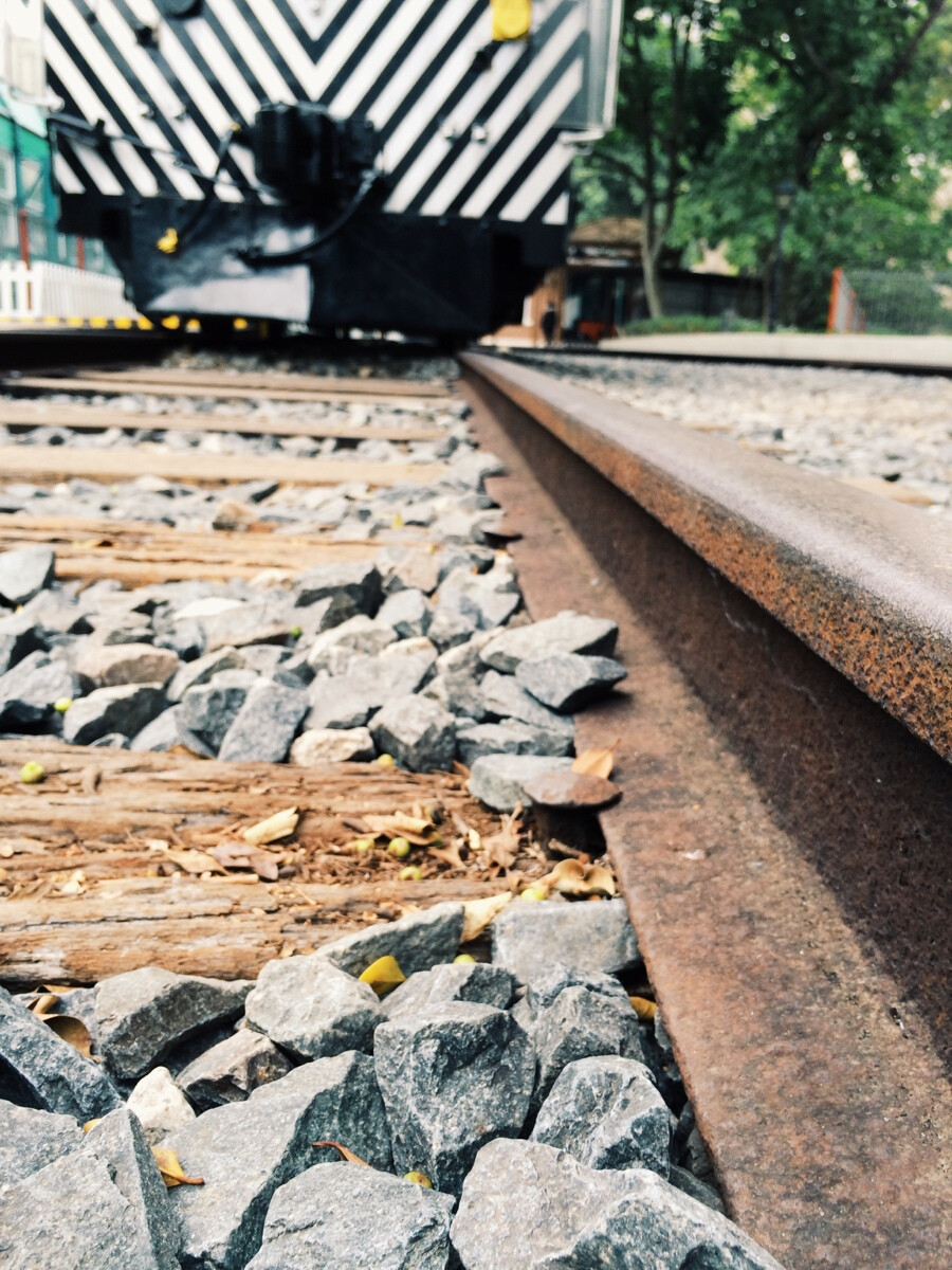 Walked on the old railway and sit on the old train。I was waiting for the train and came back to my childhood.