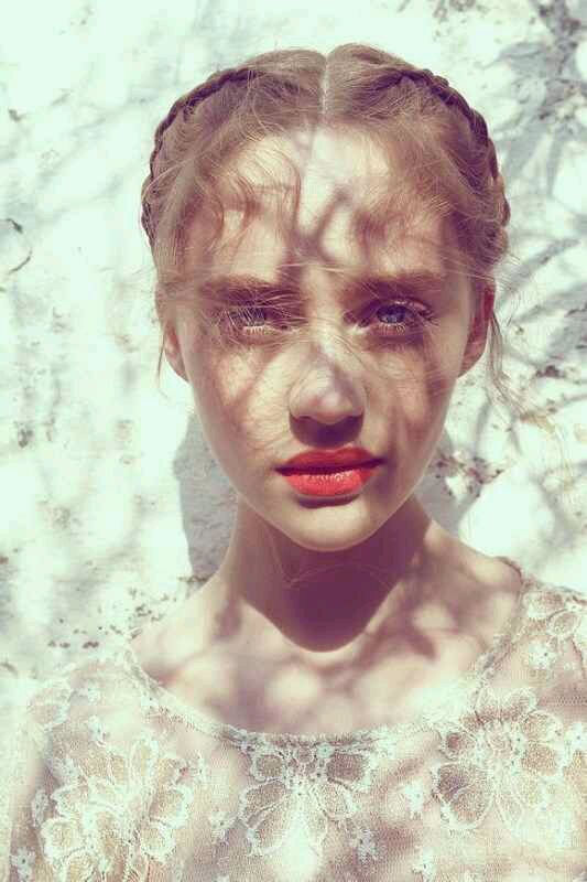 爱是哪怕你衣食无忧，也觉得你处处需要照顾。