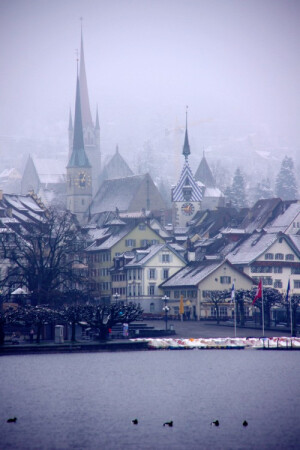 Zug, Switzerland (by armxesde)。楚格（德语：Zug）位于瑞士中部，是楚格州的首府，位于苏黎世和卢塞恩之间，他不仅仅拥有精致的老城和生态漂亮的高山湖泊，他也曾是瑞士最为富有的城市。由于距离苏黎世的距离不远，楚格已经成为苏黎世的卫星城市之一。