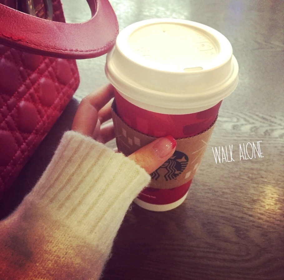 starbucks alwarys .紅色杯身很好看∧∧