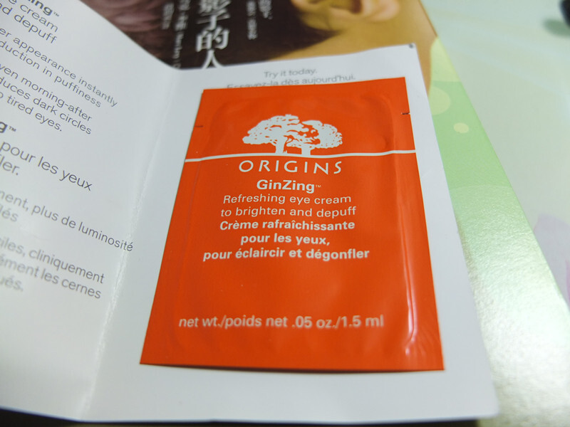 这个眼霜我很喜欢啊，品木宣言的咖啡豆，有云母成分所以可以自然提亮。有人说它用完眼上会有粉粉亮亮的东西，就是云母啊，所以你要好好涂均匀。吸收很快，适合早晨用~