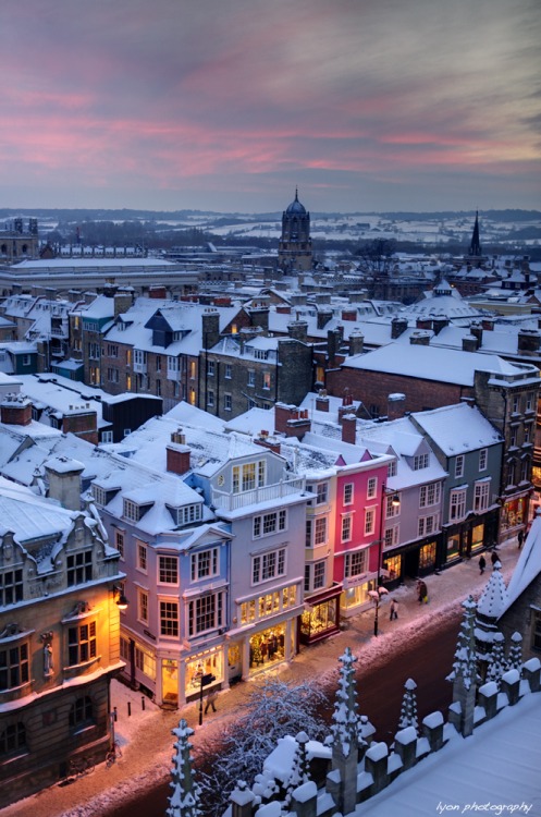 Snowy Oxford, England (by Lyon Photography on Flickr) 。英國牛津市，英國最具學(xué)術(shù)氣質(zhì)的城市，沒有圍墻和校門，30多個歷史悠久的學(xué)院散布城市各個角落，最有名的則是大名鼎鼎的牛津大學(xué)。牛津城是英國皇族和學(xué)者的搖籃，現(xiàn)在牛津已經(jīng)成為了熙熙攘攘的世界城市。盡管還是那個古老的大學(xué)城，但遍布城市各個角落的商業(yè)企業(yè)，特別是高科技企業(yè)使牛津這座古老的城市煥發(fā)了青春的活力。