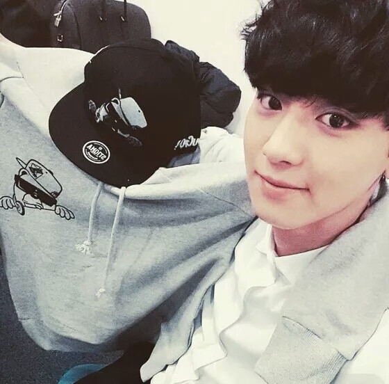 灿烈萌哒哒的ins自拍