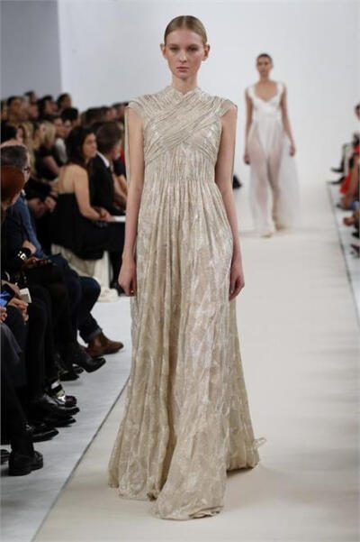 Valentino Haute Couture New York。2014年12月10日晚，华伦天奴高级定制服装秀于纽约惠特利博物馆前拉开帷幕。本次高级定制秀表达他们心中的纽约精神和品牌精神，也是向品牌创始人瓦伦蒂诺·加拉瓦尼 先生曾推出的19…