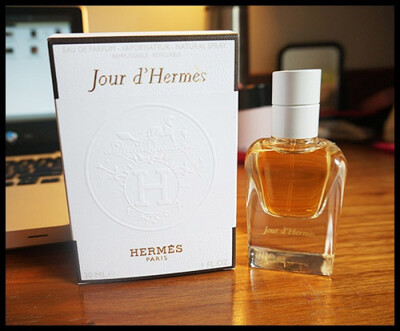 【HERMES Jour d'Hermes】13年新款，法国买的比英国还贵。。。。这个是花香调然后个人觉得是偏成熟的味道，很优雅很爱马仕就对了