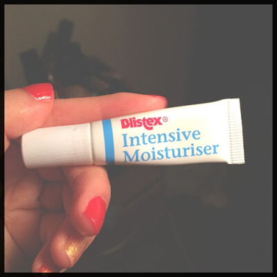 【Blistex Intensive moisturiser】这款主打补水，但我觉得还是镇定效果比较明显，还有他涂嘴上是白糊糊，好吸收，能淡化唇色，十分钟我意 