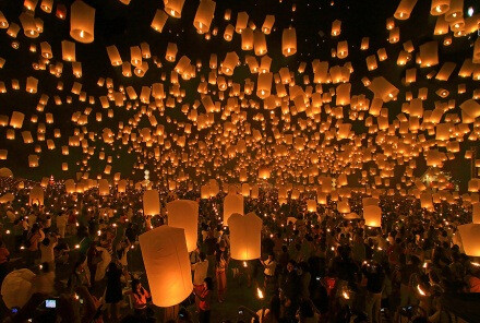 来自泰国摄影师Sanchai Loongroong的一张作品，Yee Peng是泰国宗教节日水灯节，在北部城市清迈，人们在夜晚放飞“孔明灯”，人们相信随着灯笼升上天空，霉运也将一扫而光。