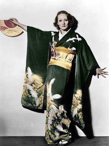 “着物を着たマレーネ・ディートリッヒ、1935年 Marlene Dietrich in a kimono, 1935”