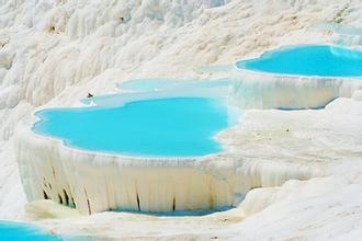  棉花堡（Pamukkale）位于土耳其Denizli市的西南部，是远近闻名的温泉度假胜地，此地不仅有上千年的天然温泉，更有这种古怪的好似棉花一样的山丘。大自然的鬼斧神工制造出了如此美妙的仙境。土耳其文Pamuk表示棉花，…