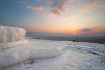  棉花堡（Pamukkale）位于土耳其Denizli市的西南部，是远近闻名的温泉度假胜地，此地不仅有上千年的天然温泉，更有这种古怪的好似棉花一样的山丘。大自然的鬼斧神工制造出了如此美妙的仙境。土耳其文Pamuk表示棉花，…