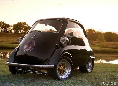 1955年推出的 BMW Isetta，是一款十分特别的小车，截至停产时，宝马一共生产了161728辆Isetta，它可以说是BMW▫复兴的一名功臣。而如今，已有不少设计师设计了新款的Isetta，使之重出江湖。