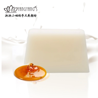 羊奶手工皂精油皂 网址:http://item.taobao.com/item.htm?spm=a1z10.5-c.w4002-8571732848.73.XMzrn3&amp;amp;id=41339690707.功效：史上最温和的羊奶手工沐浴洁面美白皂，超强的美白补水能力，让护肤更简单，让皮肤…