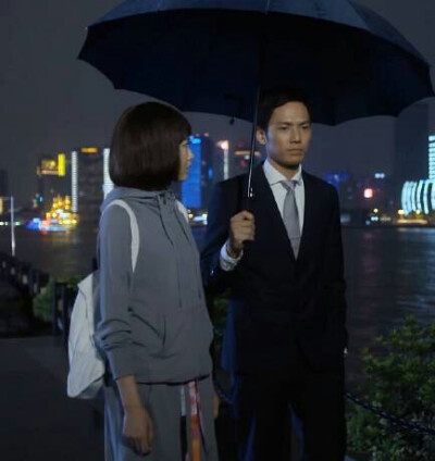 何以苼萧默，两人雨漫步！