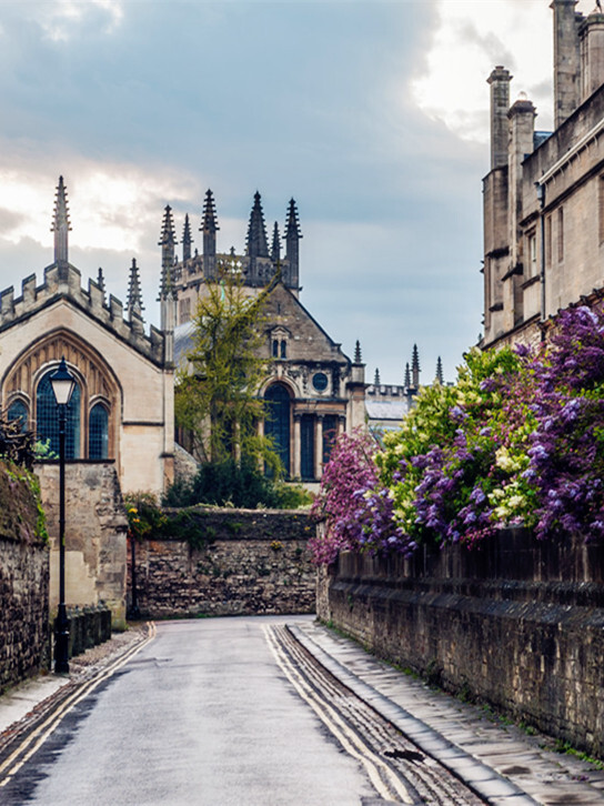 Oxford, England (by stephanrudolph)。英国牛津市，英国最具学术气质的城市，没有围墙和校门，30多个历史悠久的学院散布城市各个角落，最有名的则是大名鼎鼎的牛津大学。牛津城是英国皇族和学者的摇篮，现在牛津已经成为了熙熙攘攘的世界城市。尽管还是那个古老的大学城，但遍布城市各个角落的商业企业，特别是高科技企业使牛津这座古老的城市焕发了青春的活力。