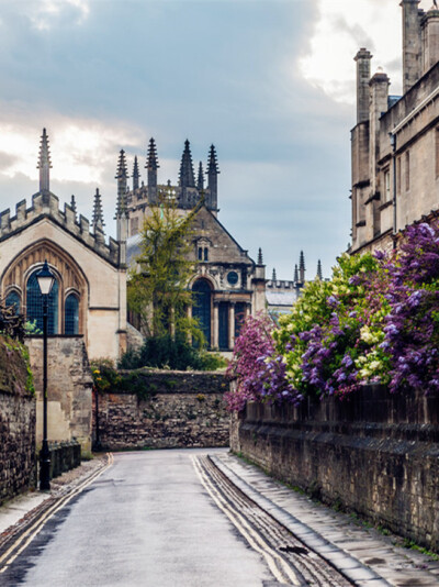 Oxford, England (by stephanrudolph)。英国牛津市，英国最具学术气质的城市，没有围墙和校门，30多个历史悠久的学院散布城市各个角落，最有名的则是大名鼎鼎的牛津大学。牛津城是英国皇族和学者的摇篮，现在牛津已…