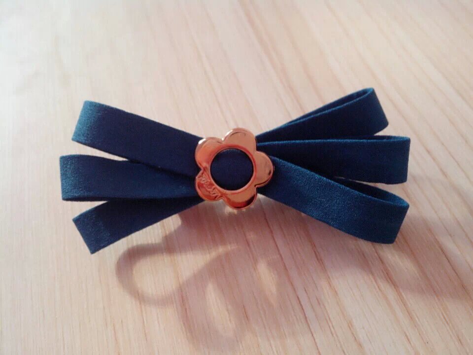 简单，优雅的边夹发饰