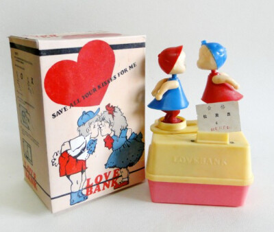 小时候用的那种储钱罐，两个小孩可以kiss，我也有一个，不过搬家的时候弄丢了...