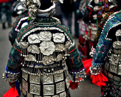 苗族背部。一般情况下有盛大事件，苗侗人民就会穿上衣服，挂上银饰
