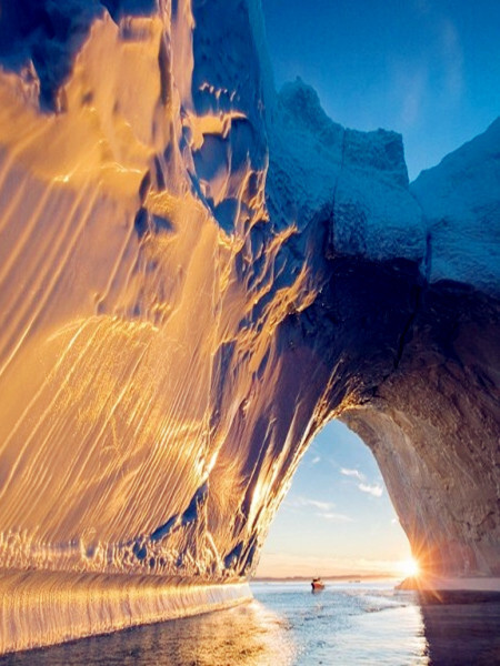 Disko Bay, Greenland。格陵兰岛迪斯科湾，是格陵兰西岸的一个水域，今天它主要是一个北极度假地。最早到达迪斯科湾的欧洲人是红发埃里克带领的纳维亚人。这里富饶的海兽资源对于纳维亚人来说非常重要：海象的象牙、海豹的皮毛以及鲸的许多资源。这些资源成为格陵兰居民点最重要的输出和收入来源。格陵兰的纳维亚人通过冰岛、爱尔兰、英格兰、苏格兰与欧洲大陆进行贸易，假如没有这些资源的话这两个居民点不会维持这么久。