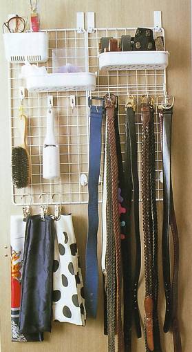 衣柜门内侧安装铁丝网和挂钩，可以收纳各种小物。尤其是皮带、丝巾和领带，特别方便使用。