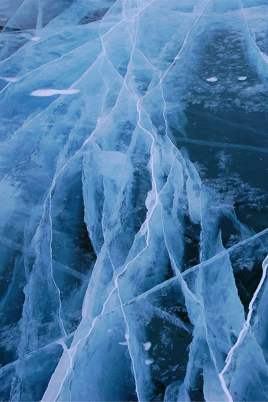 贝加尔湖清澈的湖水结成了完全透明的冰