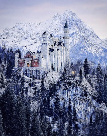 Neuschwanstein Castle, Bavaria, Germany。座城堡是巴伐利亚国王路德维希二世建造，位在德国巴伐利亚省福森市，在德国东南与奥地利的边界上，城堡就蓋在隶属阿尔卑斯山山脈一个近一千公尺高的山顶上新天鹅堡的外型也激发了许多现代童話城堡的灵感。