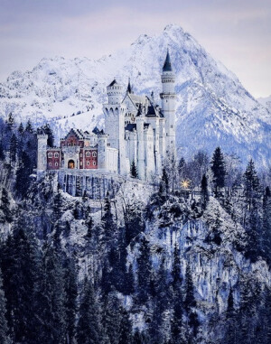 Neuschwanstein Castle, Bavaria, Germany。座城堡是巴伐利亚国王路德维希二世建造，位在德国巴伐利亚省福森市，在德国东南与奥地利的边界上，城堡就蓋在隶属阿尔卑斯山山脈一个近一千公尺高的山顶上新天鹅堡的外型也激发了许多现代童話城堡的灵感。