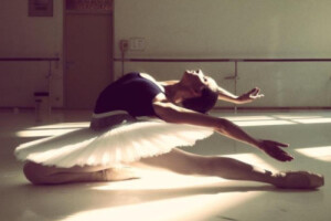 小时候，我们以为能成为很厉害的人，但梦想和现实总有差距，但热爱舞蹈的心不变。