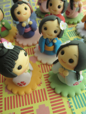 Kokeshi Dolls Cupcake Toppers.....(totemo kawaii desu nee!!)...